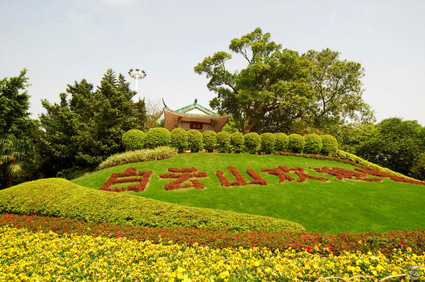 白云山依次是:麓湖景区,三台岭景区,鸣春谷景区,摩星岭景区,明珠楼