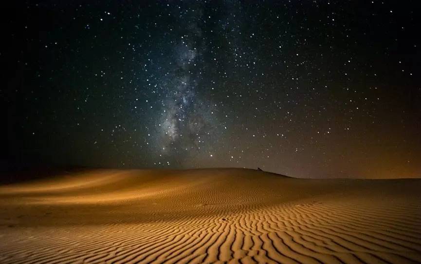 :沙漠星空