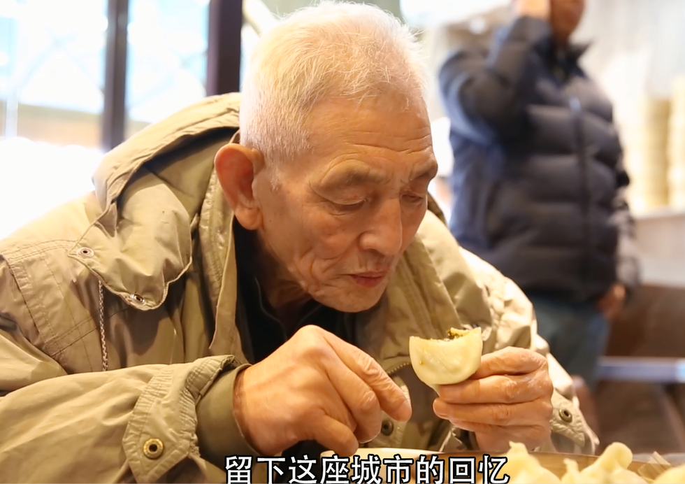          :食用海麻线包子的老人