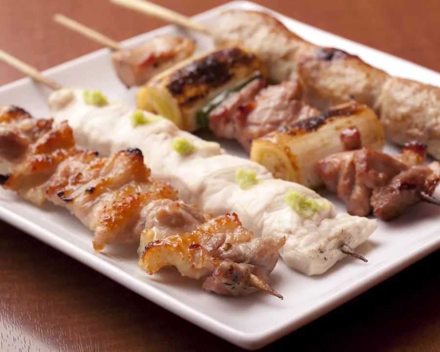 "烧鸟"不是吃鸟肉的意思,烧相当于中文的"烤,而鸟指的是"鸡,所以