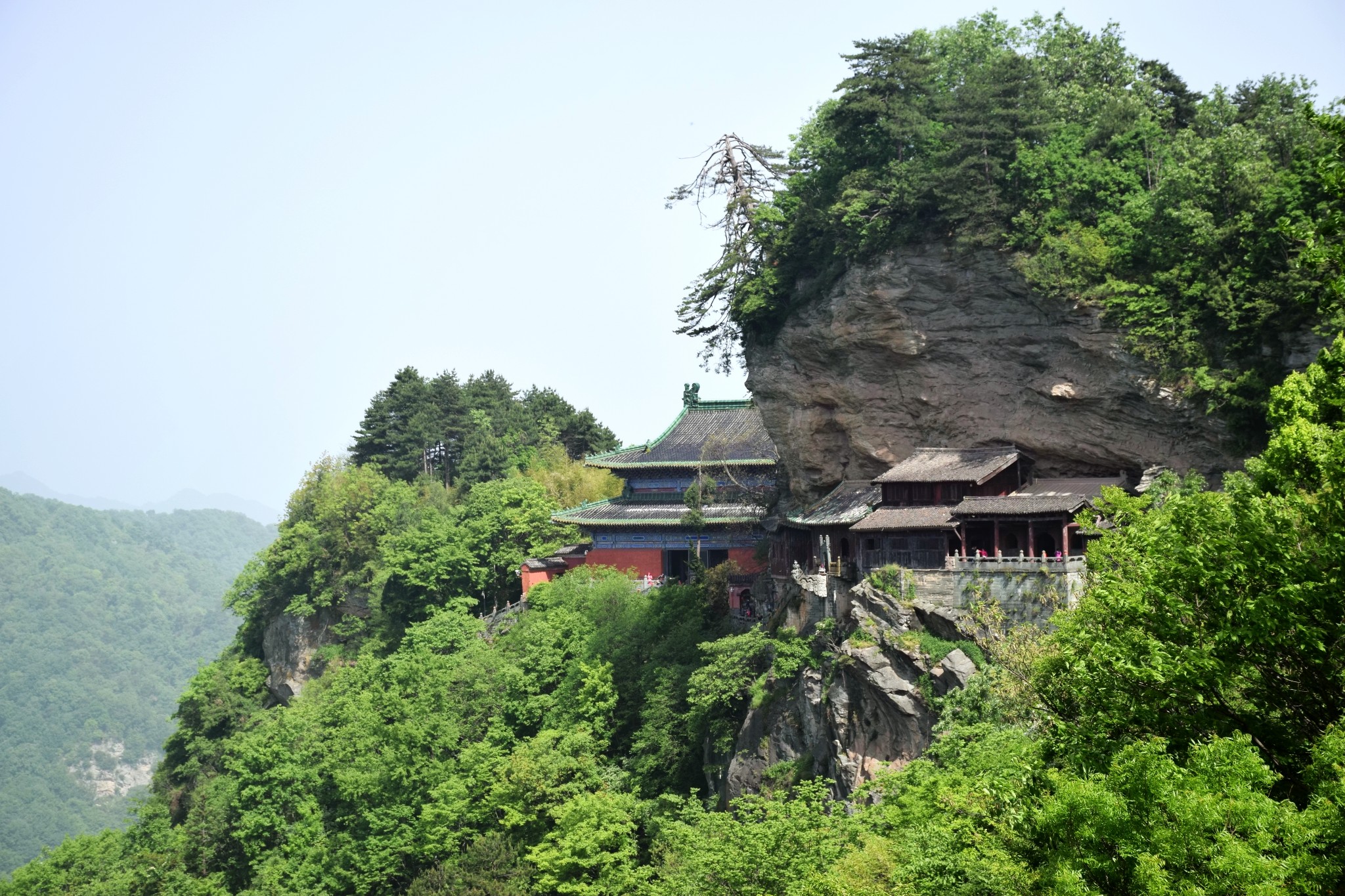 武当山位于湖北省十堰武当山镇境内,交通比较便利,周边有武当