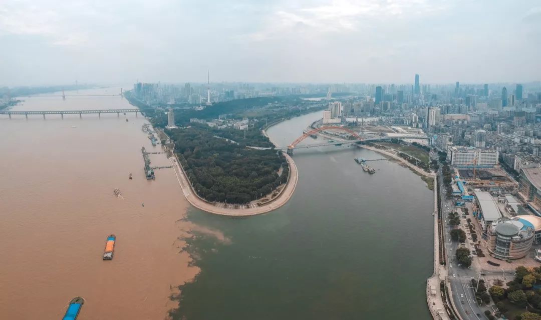 "一线"两江,便利的水陆交通造就了武汉九省通衢的历史地位,就此经