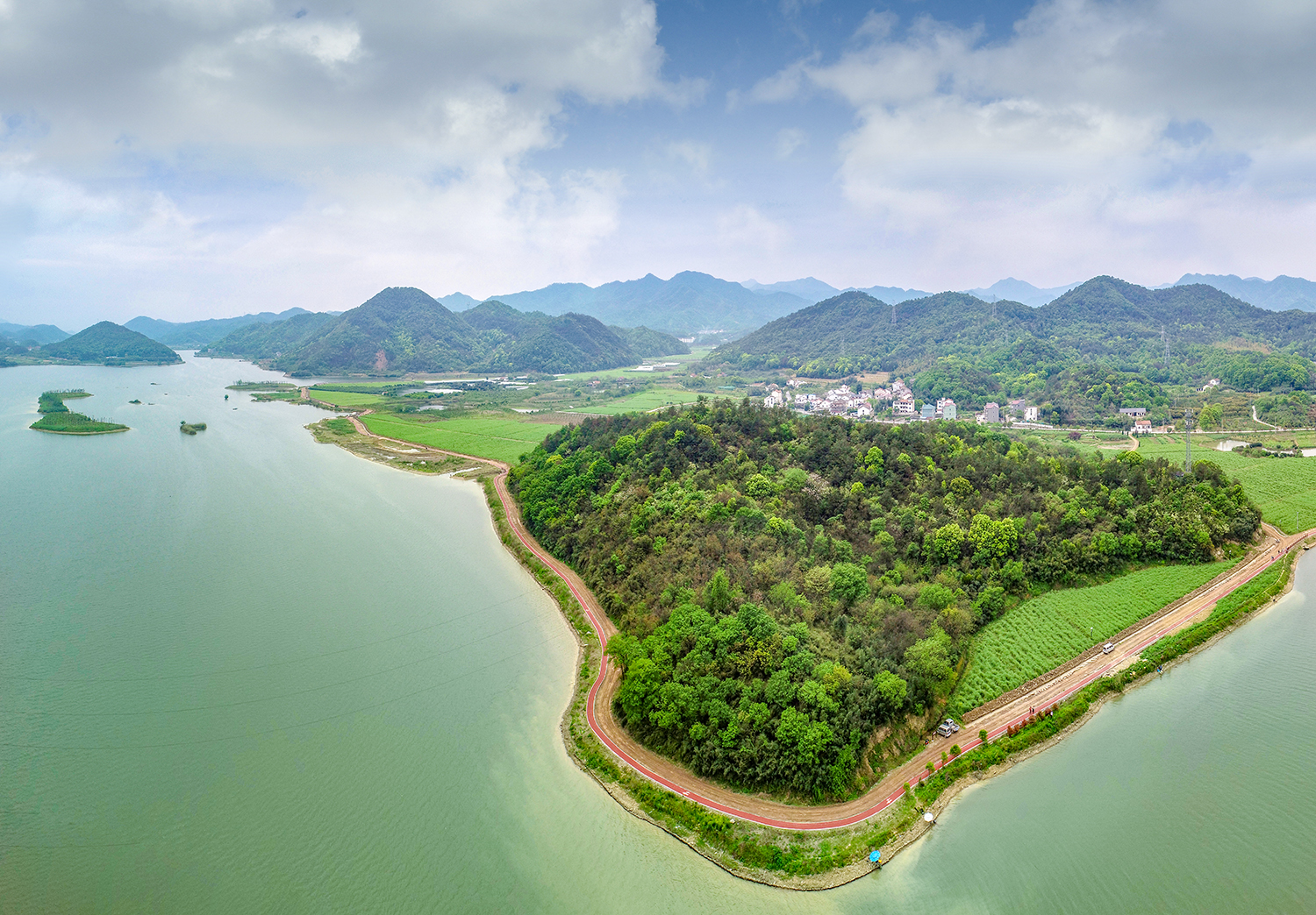 航拍浙江诸暨布谷湖一汪湖水静悠悠