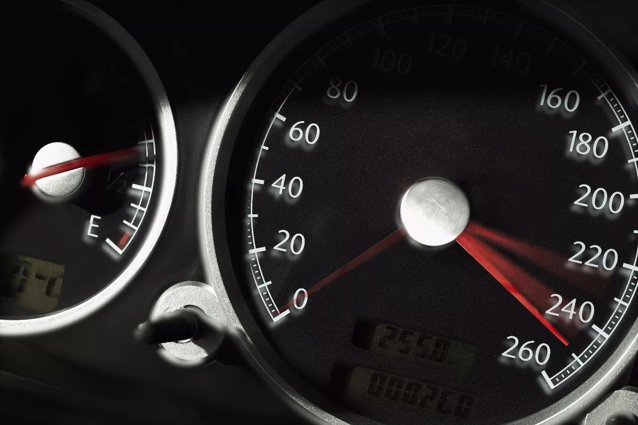 这让不少老司机开得真不过瘾 汽车的时速表盘不是显示260km/h吗?