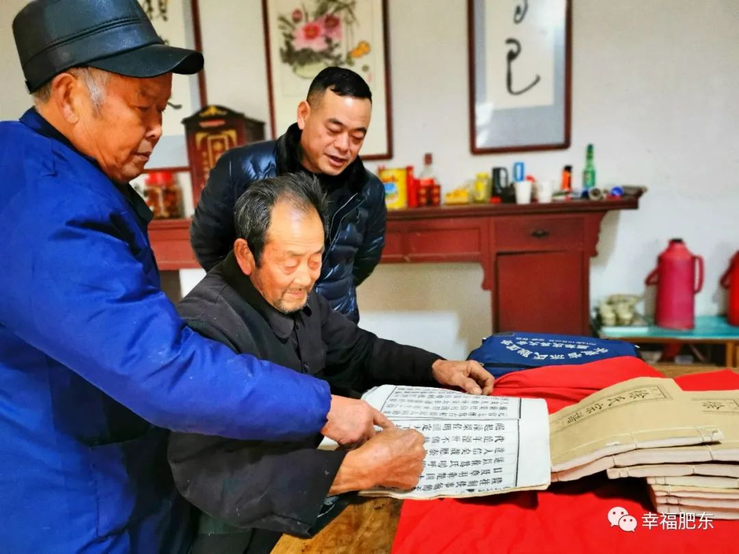 "82岁的徐承业拿出一套外表已经泛黄的家谱说道"敦本堂是我们的堂号