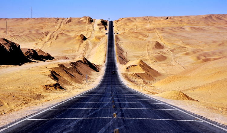全部出发时间>新疆>塔克拉玛干沙漠里,第一条公路是轮台-民丰沙漠公路