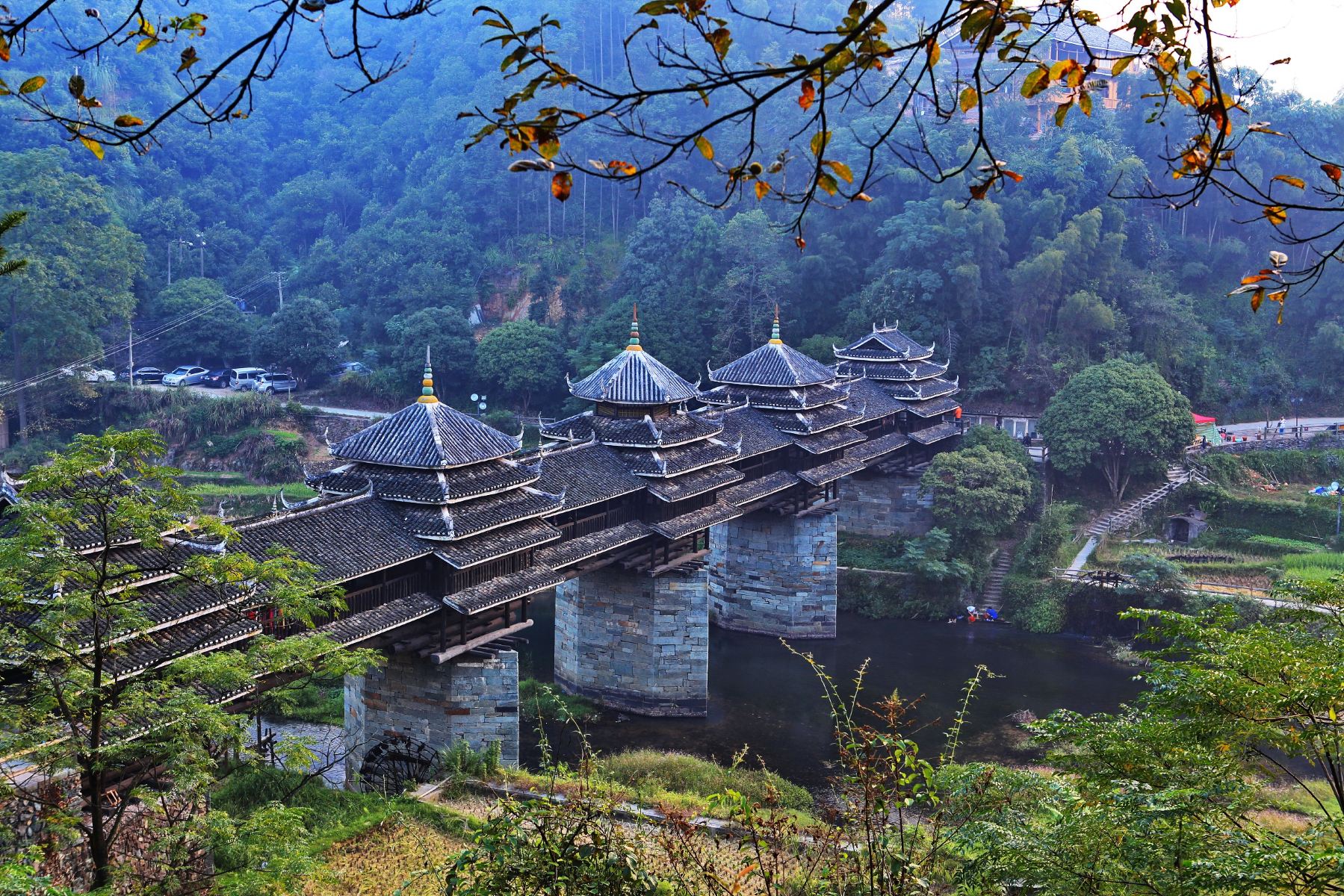 在侗乡一直流传着"有寨必有鼓楼,逢水必建风雨桥"的习俗,桥面铺板