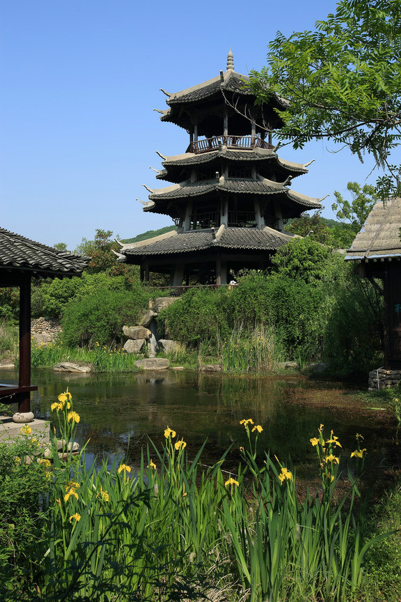 岛上主要建筑为山海阁,共三层.