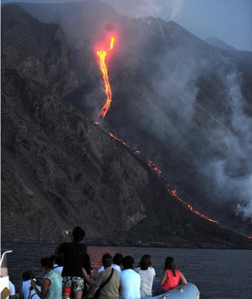 观看火山爆发意大利斯特龙博利火山喷发吸引游客近距离观看