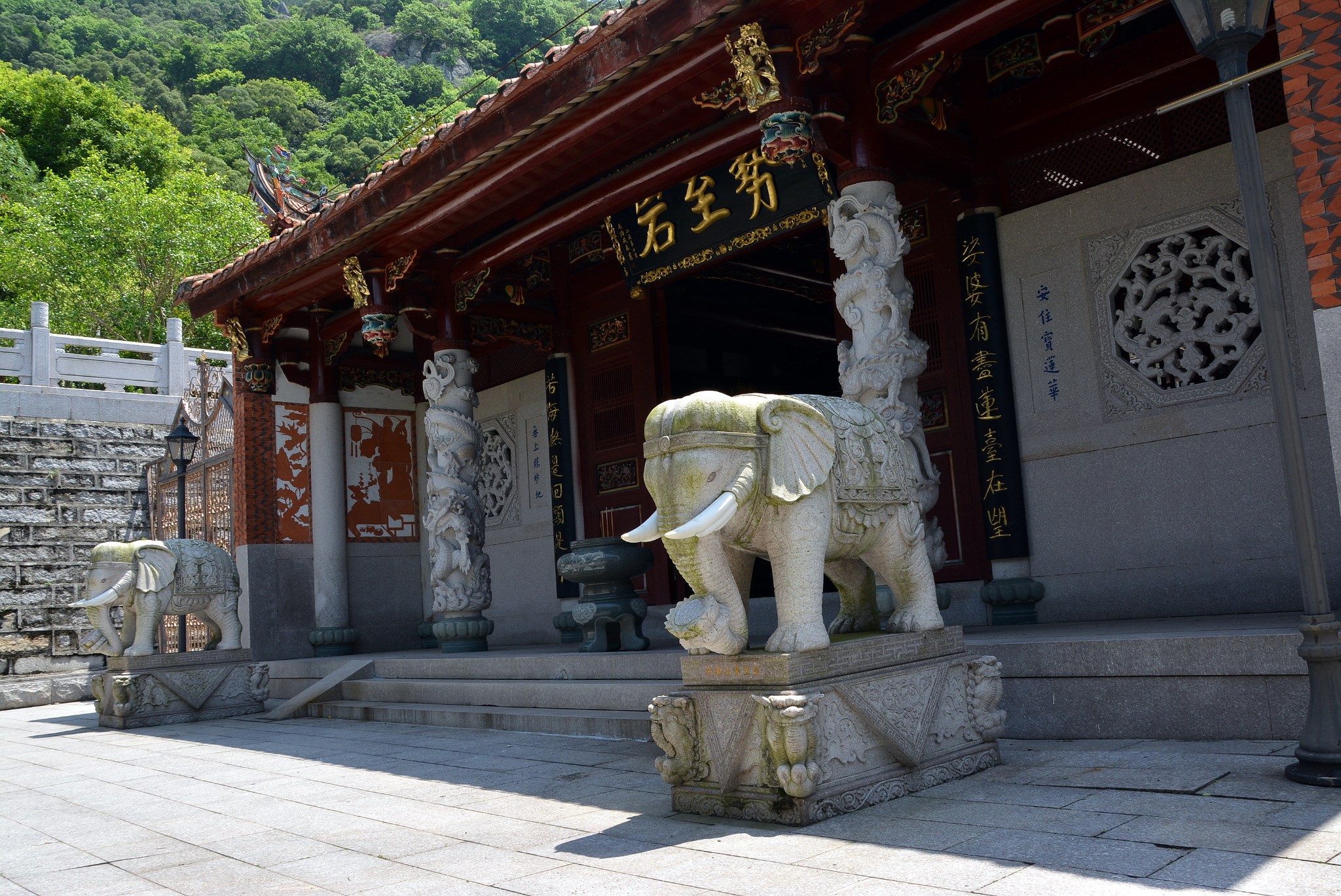 泉州 自由行攻略千手岩即千手岩寺,位于泉州市清源山风景区,寺旁有