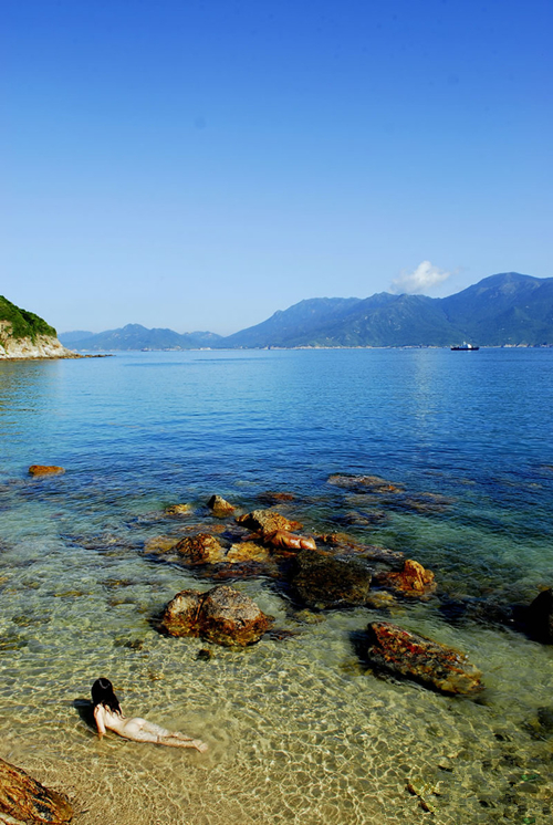 深圳出发惠州三门岛穿越防空洞探险登海誓山盟月亮湾沙滩游泳一日游