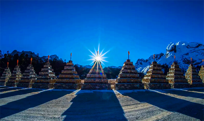 参考地址 从香格里拉市出发沿国道214线(德钦方向)行至尼西乡上桥头
