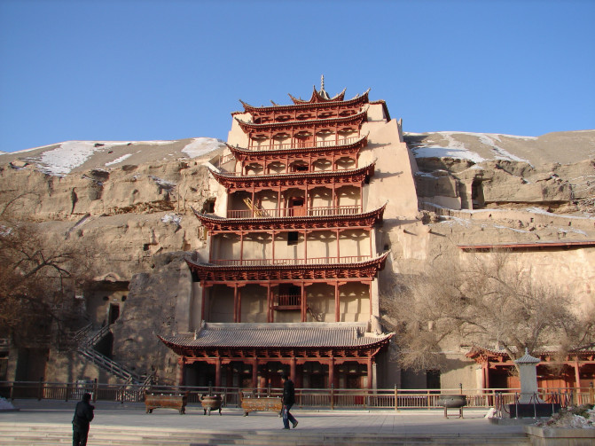                敦煌莫高窟外景