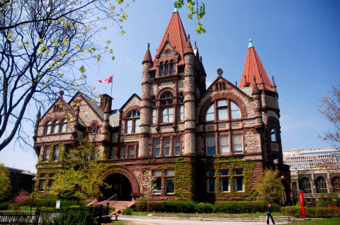 也去看看维多利亚学院,诺克斯学院以及北美第三大图书馆,罗巴茨图书馆