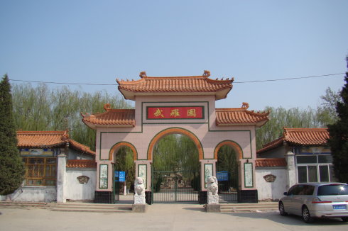 东邻阜城县,景县,西接桃城区,深州市,南与枣强县接壤,北与武强县毗连