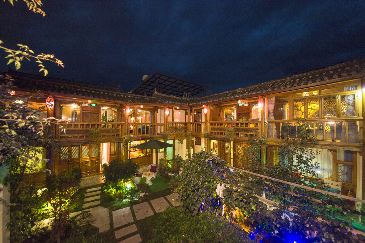 云南丽江束河古镇 / 听松观云客栈