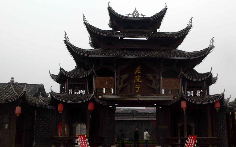 晚会表演有:(一)天门狐仙(门票228元,超vip票价,该剧由山水实景演出