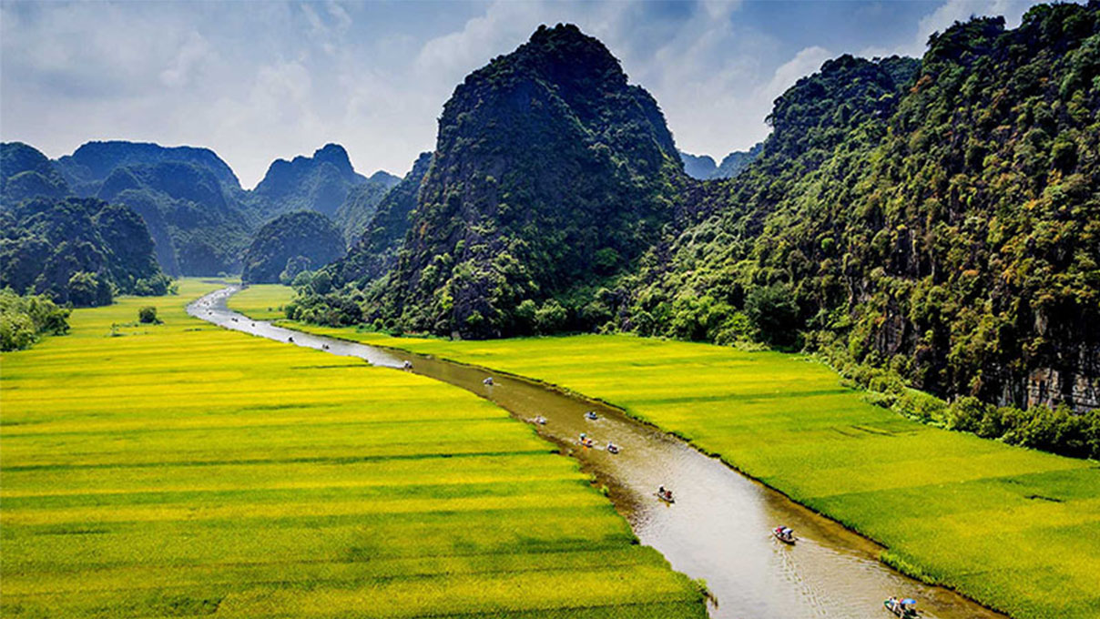 十公里,被称为小桂林,是典型的喀斯特地貌,山河间有绿油油的稻田散落