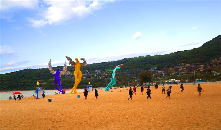 前往【大梅沙】,大梅沙海濱公園共分游泳區,運動區,休閒區,娛樂區燒烤