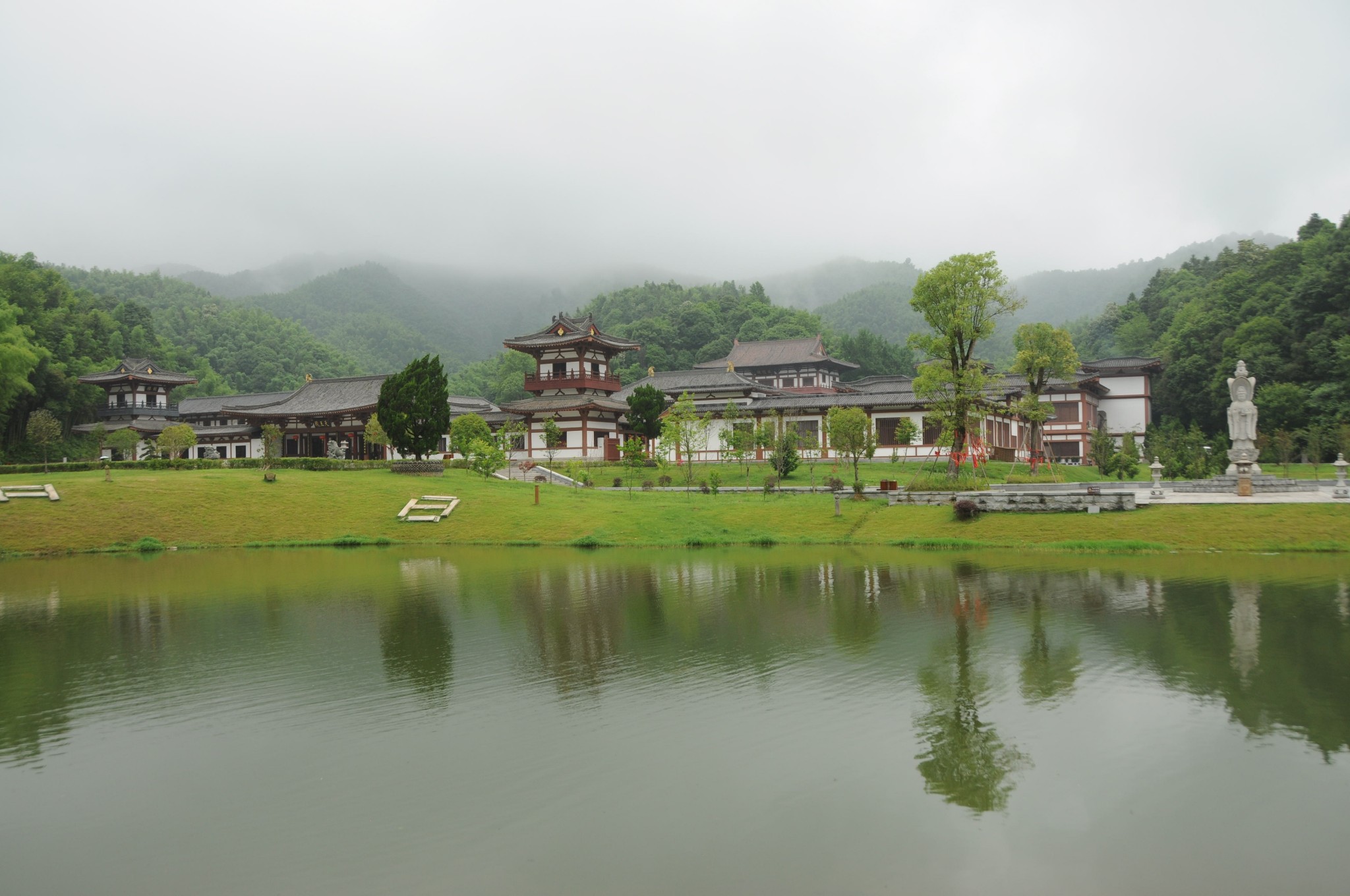 细雨濛濛曹山寺