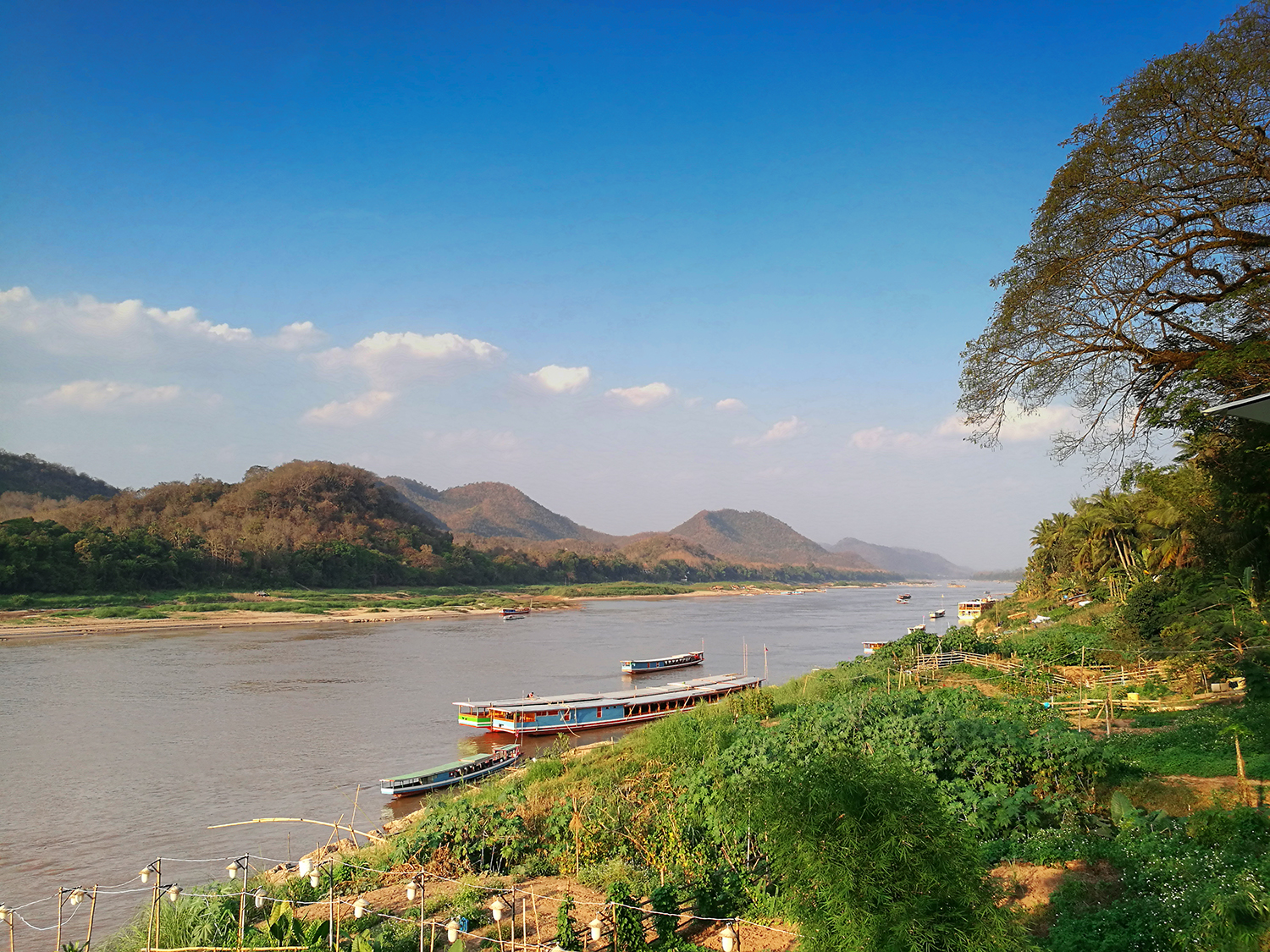 湄公河畔佛国之都       琅勃拉邦二月似夏