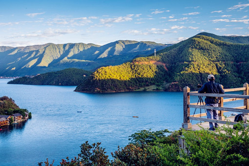 泸沽湖纯玩2日游(登里务比岛 可升级湖景房 猪槽船登岛 深度环湖游