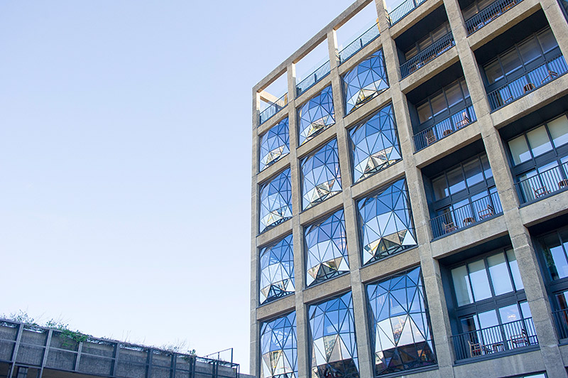 酒店的客房.这玻璃窗真的是太漂亮了.