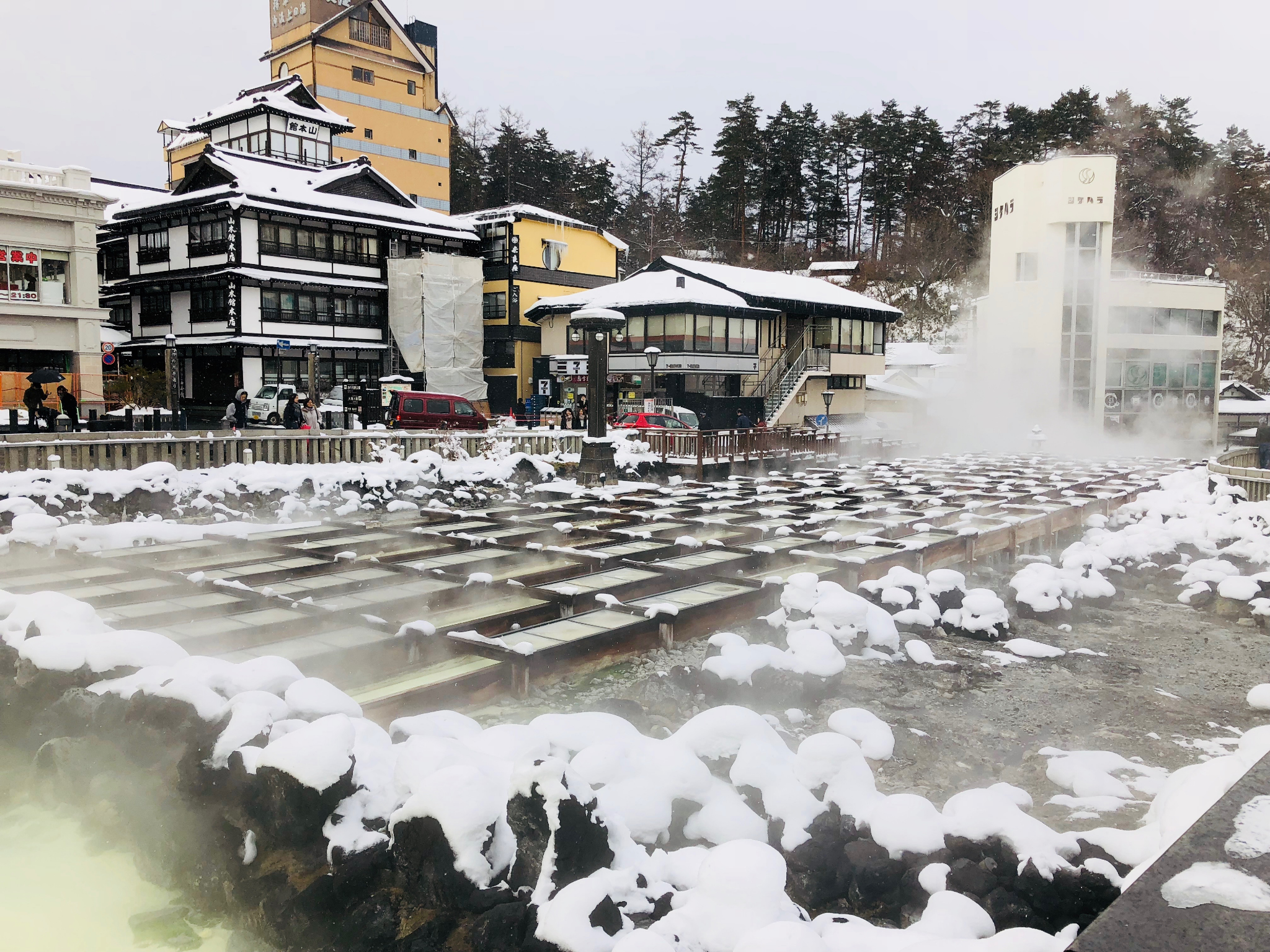 日本下雪温泉图片