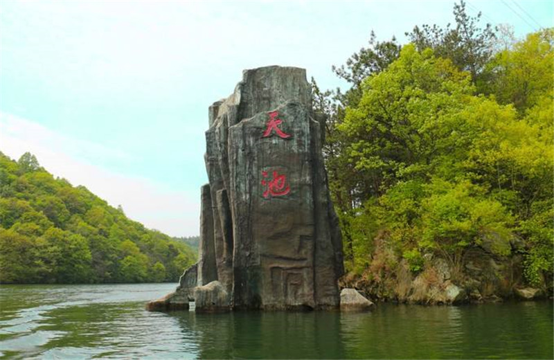 遊覽十華里大峽谷上託連天碧水的大天池,峽谷中怪石林立,疊泉飛瀑,林