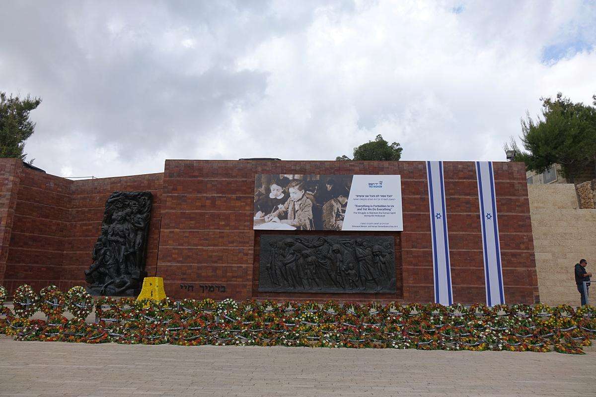 之后乘车约30分钟抵达国会山,在象征以色列的大七烛台前拍照留念