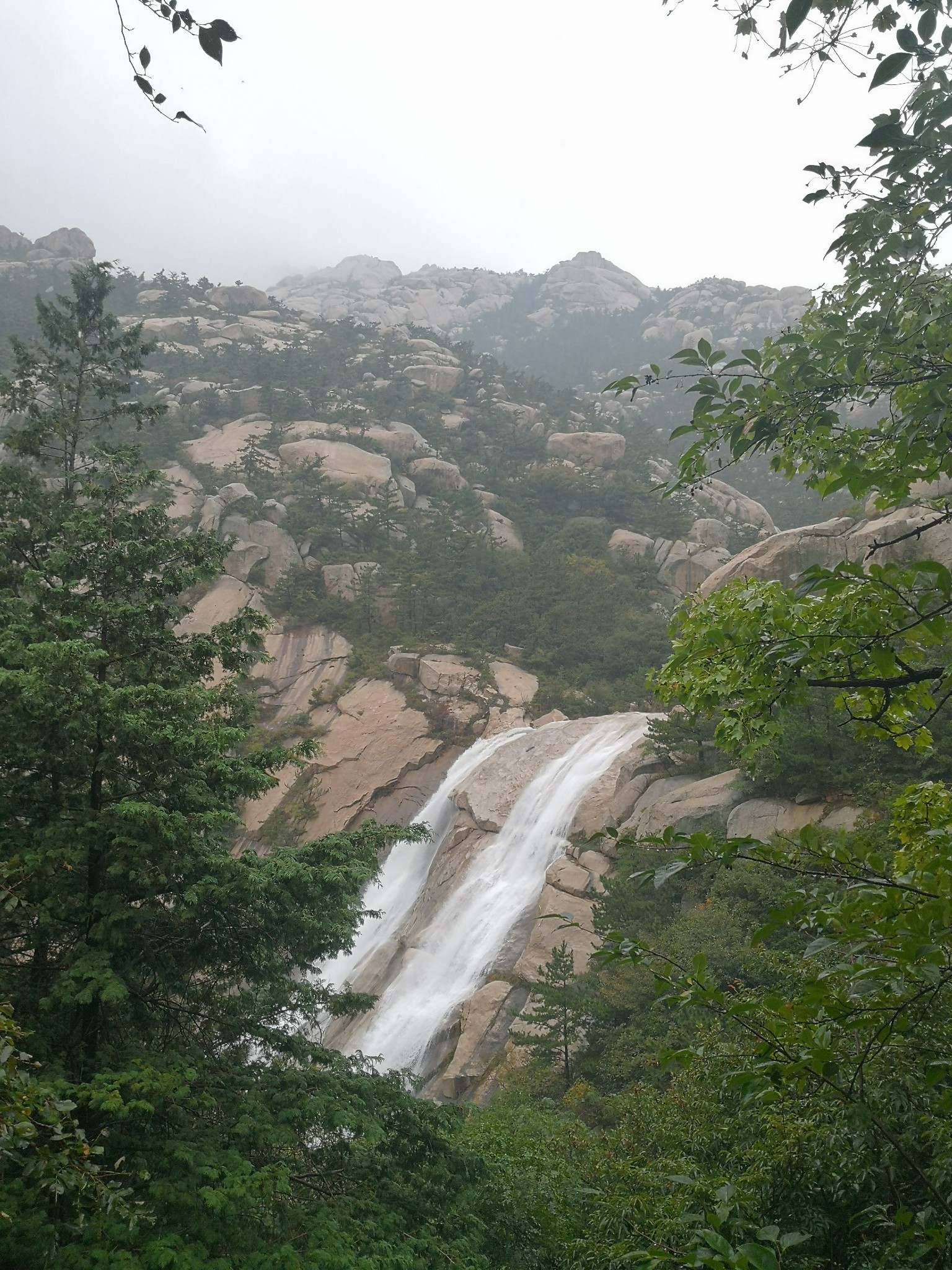 八水奔淌汇青流,百尺峭壁飞流下;古观问道观千年,太清湾畔听涛声.