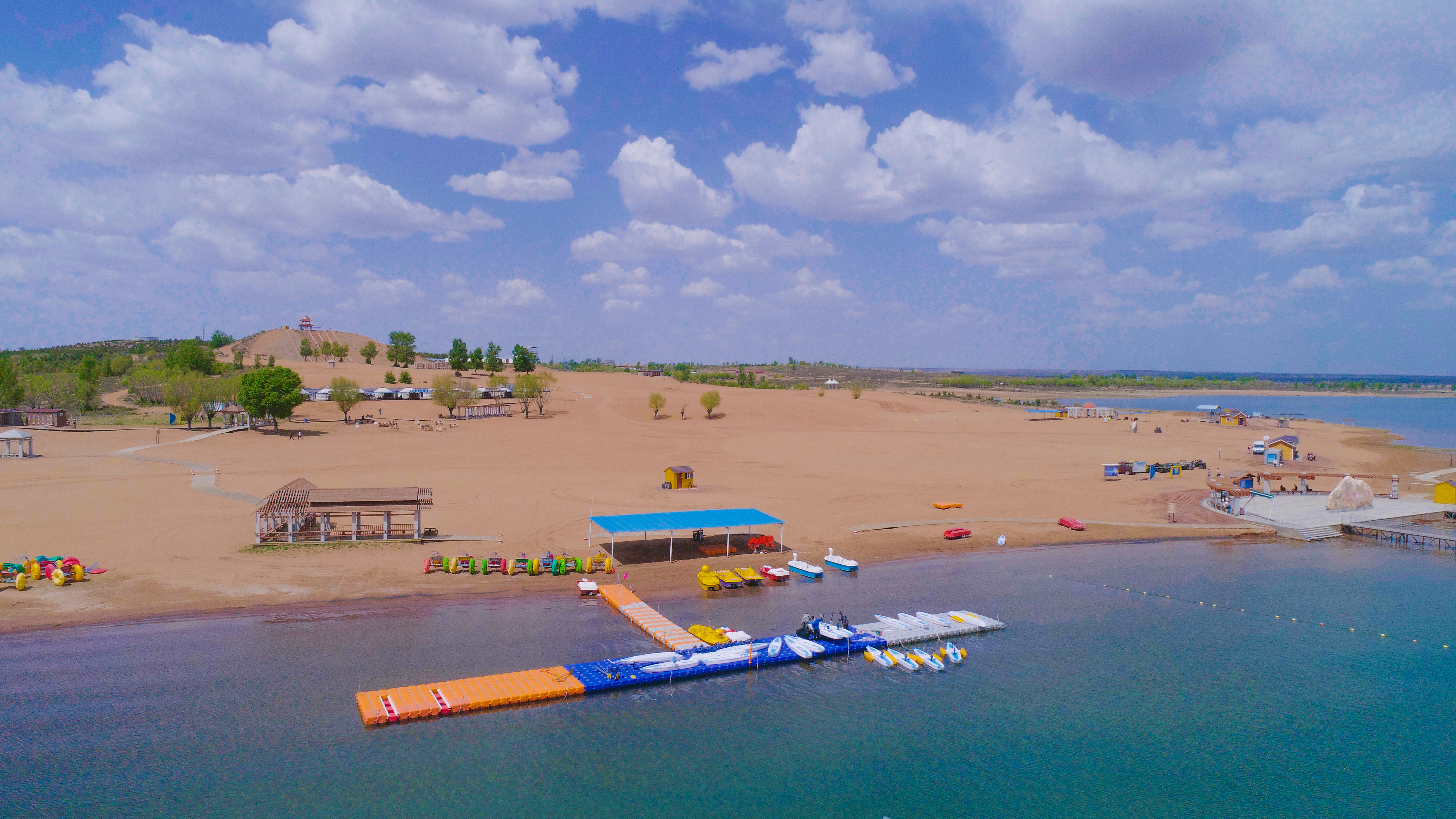 红碱淖位于神木市西北部,距离神木市区70公里,地处鄂尔多斯草原