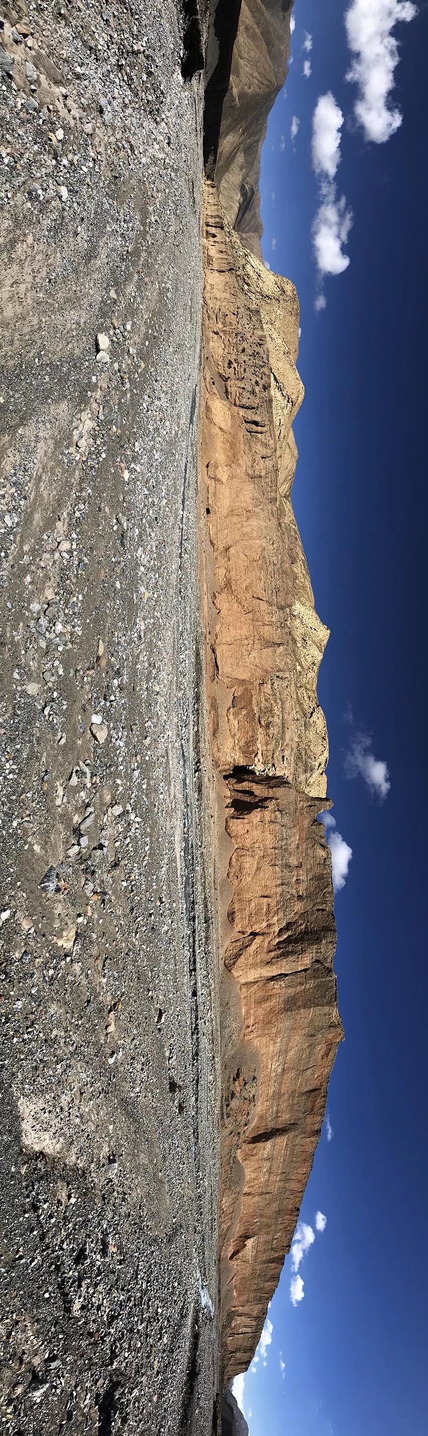 祁连山脉横亘青海甘肃之间,其西段紧邻沙漠与戈壁,到处是古冰川融化后