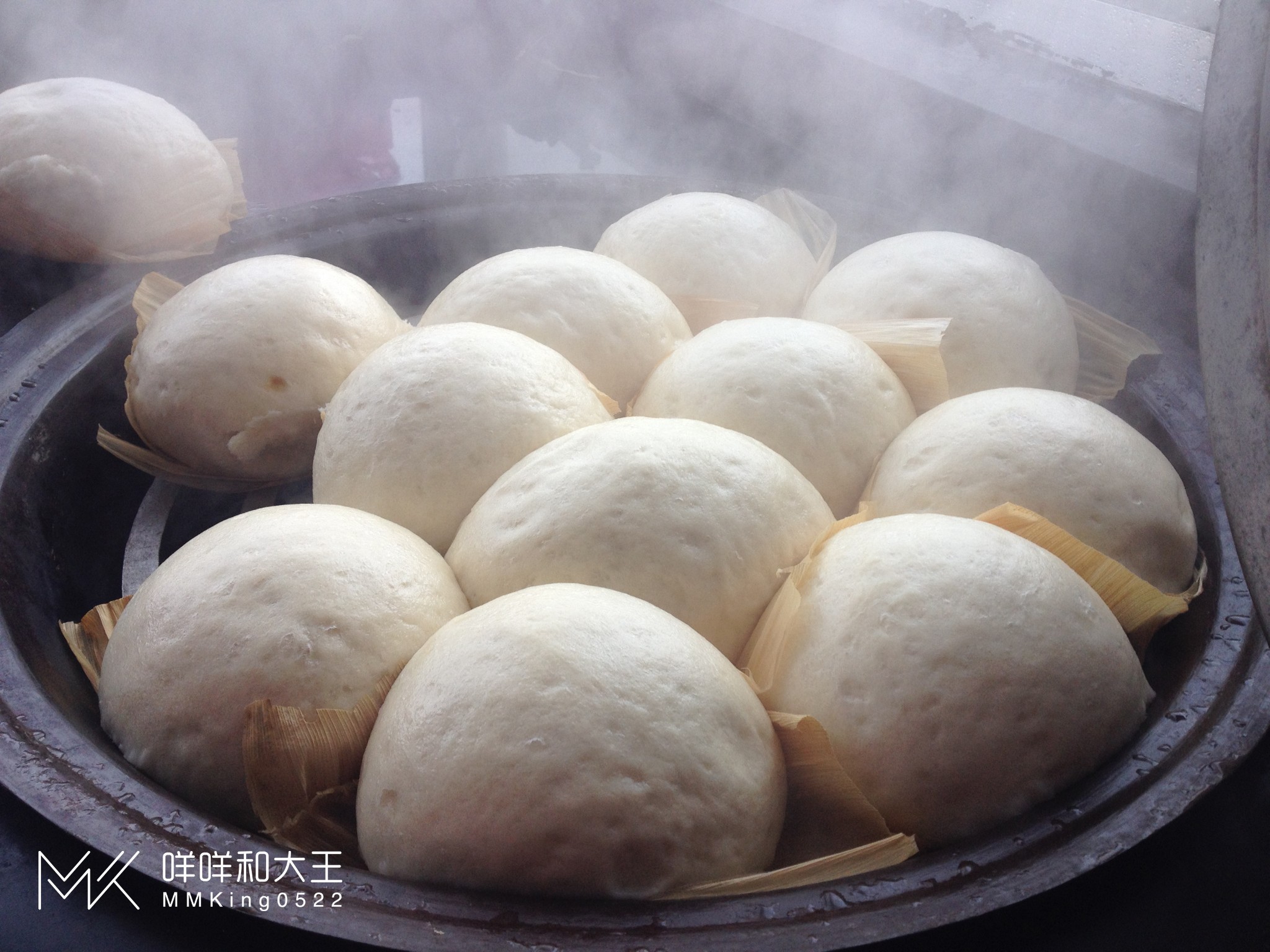              柴火土灶大铁锅蒸的