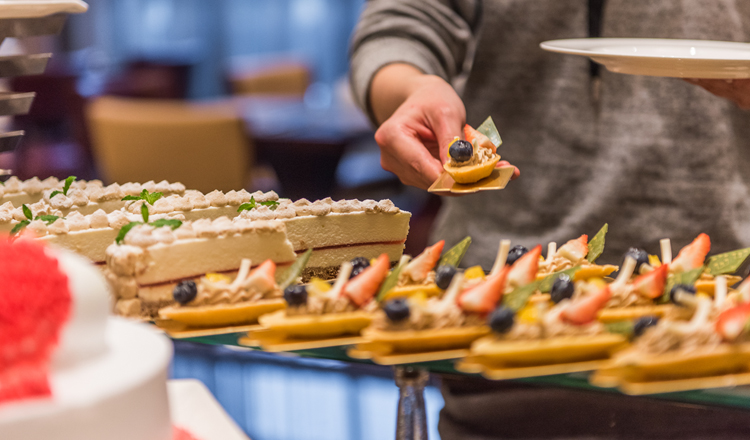 【茂名碧桂园凤凰酒店】水上大冲关 泳池冷餐欢乐趴|客房 早餐 水上