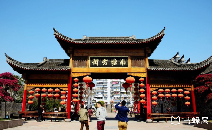 想在宁波的老城区里逛逛,体验市井烟火气,特色街区以及特色小吃,有