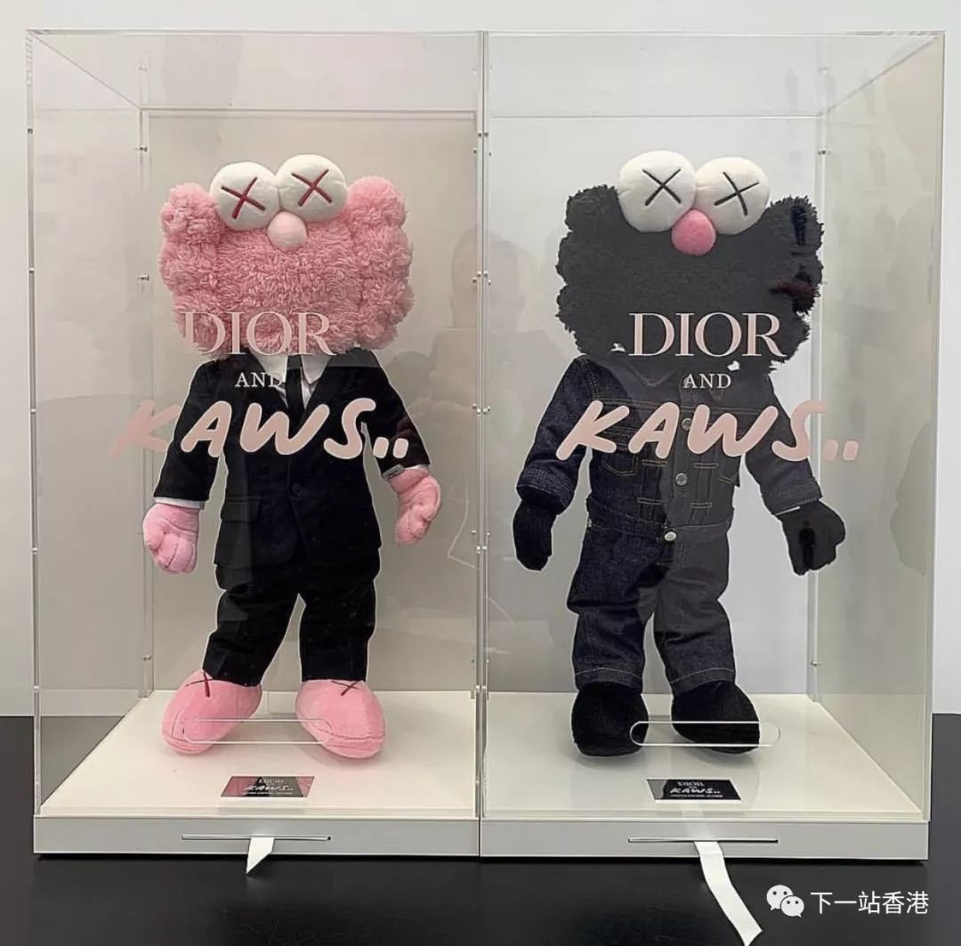 kaws 與 dior 聯名系列公仔,售價就要美金 7500