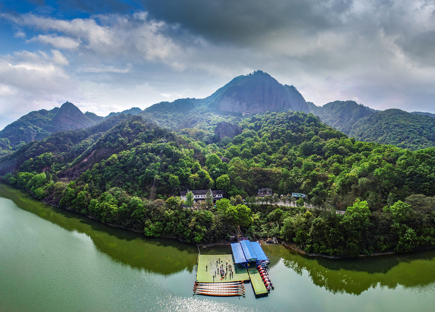 航拍浙江诸暨布谷湖一汪湖水静悠悠
