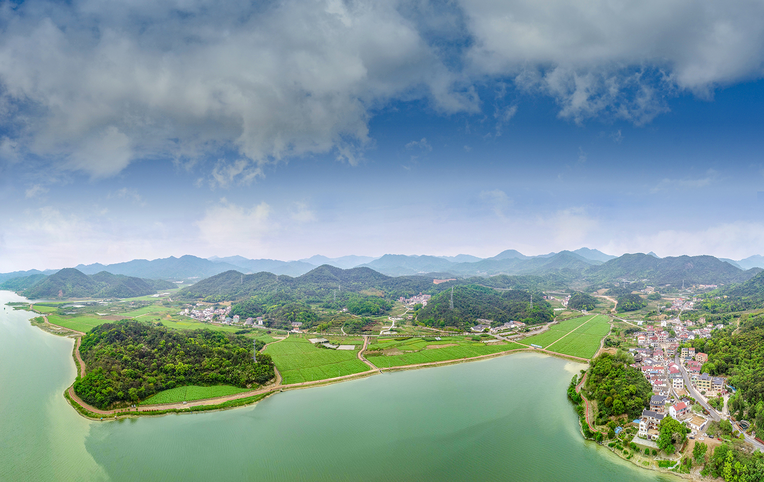 航拍浙江诸暨布谷湖一汪湖水静悠悠