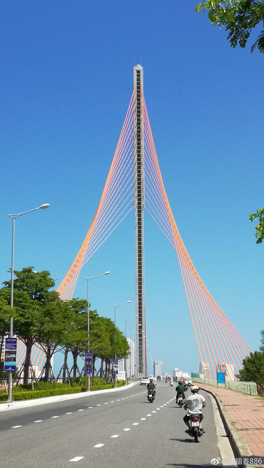 岘港龙桥一一就像一条龙一样横跨汉江两岸.