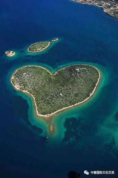 很难找得到比加勒斯恩杰克岛更有味道的心形岛的.