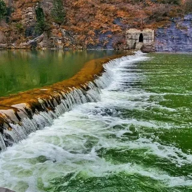 青天河风景名胜区位于河南省焦作市西北部博爱县境内,系世界地质公园