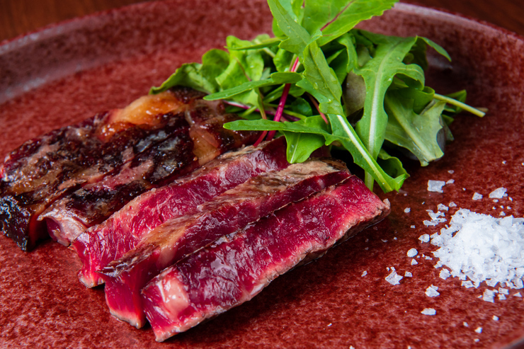 用发酵的方式使牛肉成熟的"自制 发酵熟成 柴火烤牛外脊肉 "