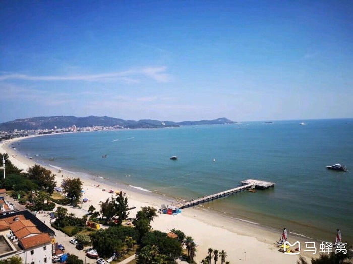 请问六个人去惠州双月湾附近玩住哪比较实惠方便?