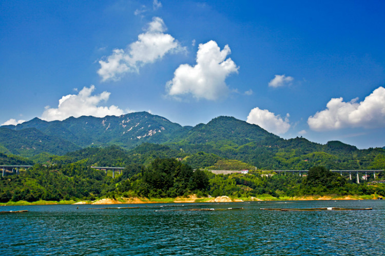 大别山主峰景区依托佛子岭水库和磨子潭水库,将建成全国较大的徽派水