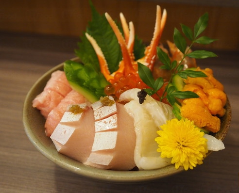 铜锣湾日式风情豊胜手丼餐厅推介 限量九鼎丼 原板海胆丼 北海蟹丼 马蜂窝