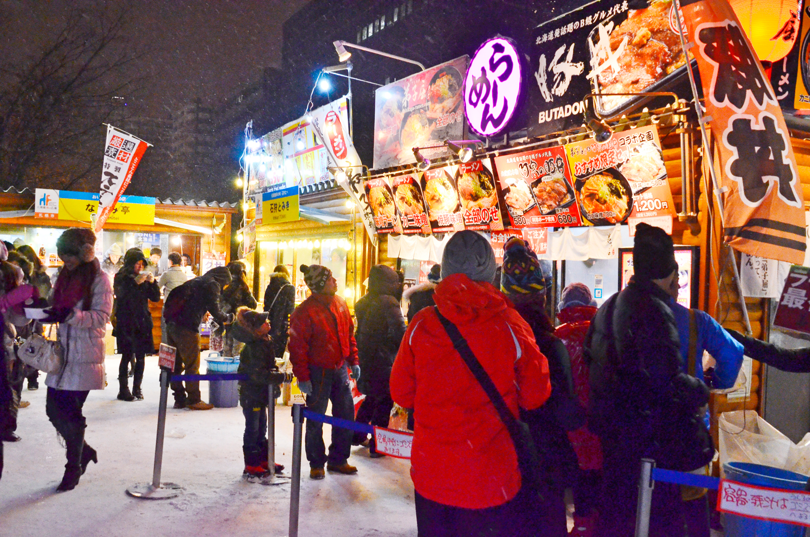 的惯例,大通会场的正中央6丁目内还设置了众多北海道美食的小吃摊位