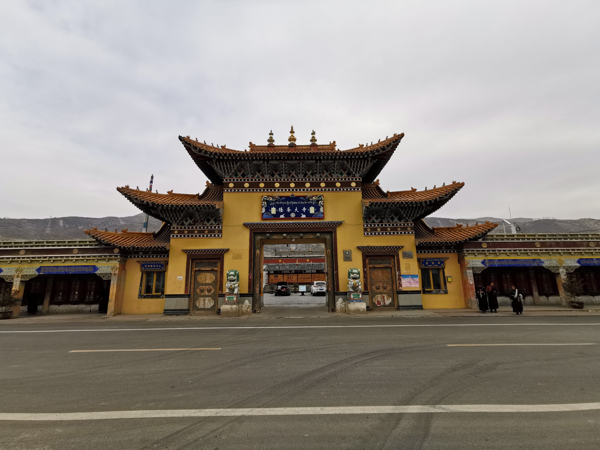 会经过青海的黄南藏族自治州,黄南州的首府同仁县里也有一个非常有名