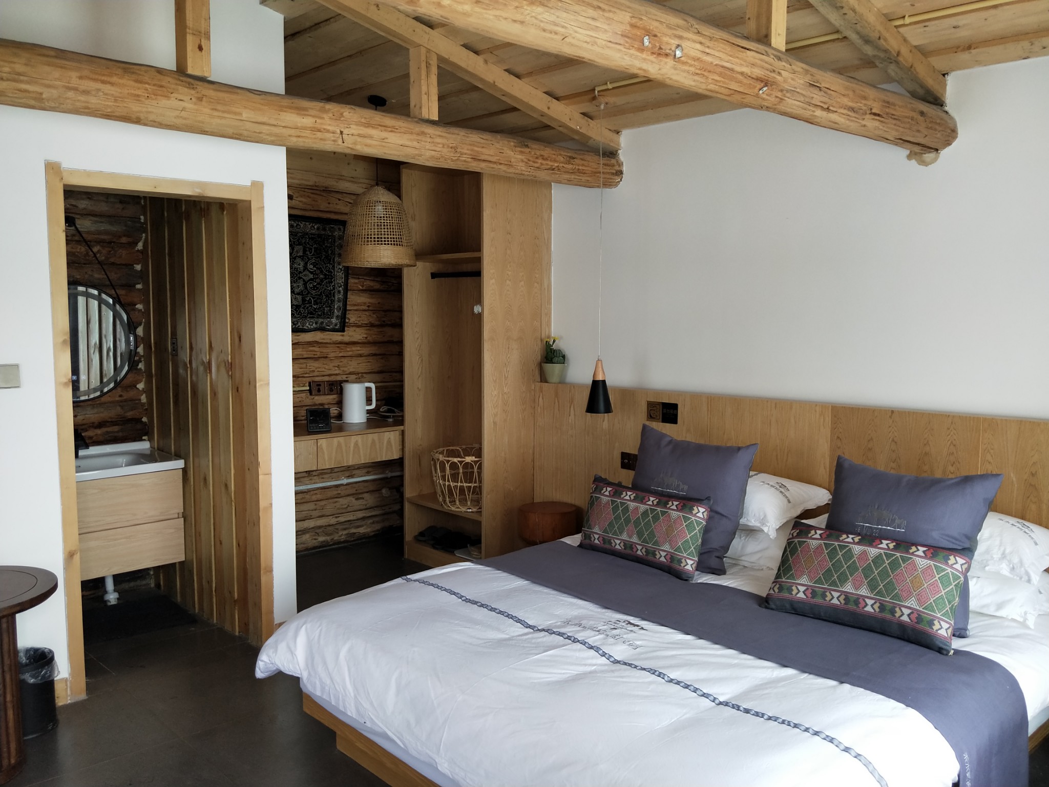 喀纳斯冬季为淡季,因为游客较少, 有一半旅馆休业, 住宿房间并不紧张.