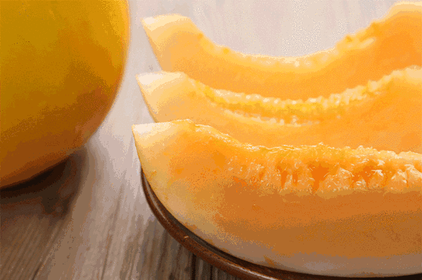 的西瓜甜又沙;喀什樱桃赛珍珠,伽师甜瓜甜掉牙;和田的薄皮核桃不用敲